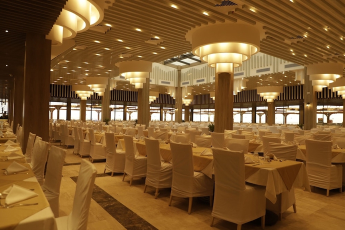 Imagen del bar/restaurante del Hotel SIRENA BEACH RESORT and SPA. Foto 4