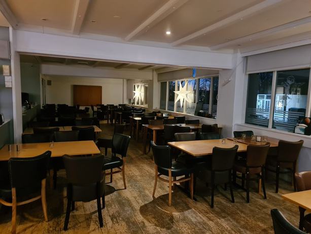 Imagen del bar/restaurante del Hotel SKAP Hostel Mandal. Foto 5