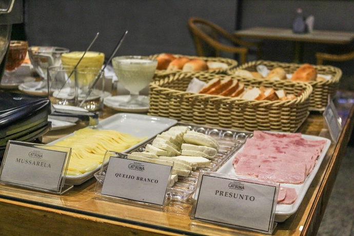 Imagen del bar/restaurante del Hotel SKINA EXPRESS. Foto 4