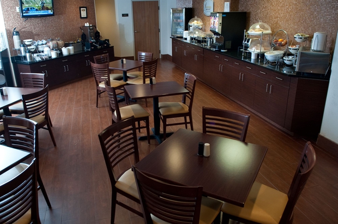 Imagen del bar/restaurante del Hotel SLEEP INN y SUITES BUFFALO AIRPORT. Foto 7