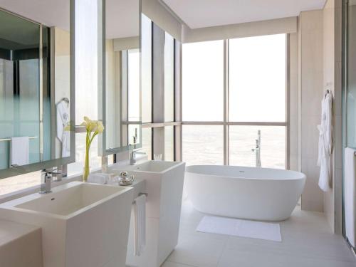 Imagen de la habitación del Hotel SLS Dubai and Residences. Foto 11