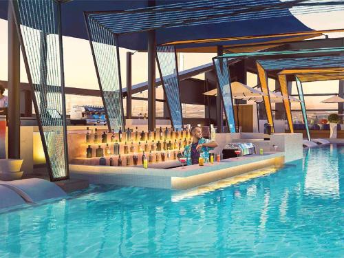 Imagen de la piscina del Hotel SO Uptown Dubai. Foto 9