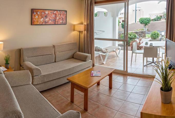 Imagen general del Hotel SOTAVENTO BEACH CLUB. Foto 21