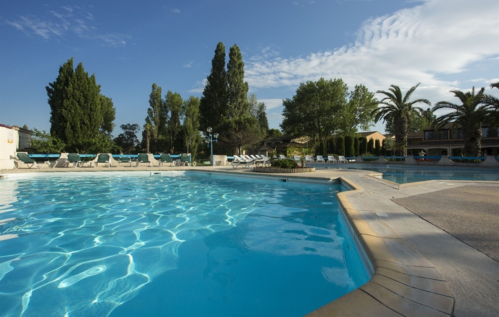 Imagen de la piscina del Hotel SOWELL HOTELS L'Olivier. Foto 16