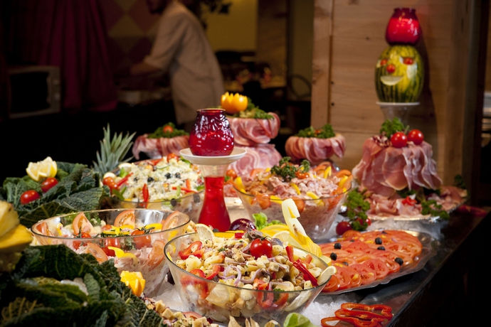 Imagen del bar/restaurante del Hotel SOWELL HOTELS L'Olivier. Foto 4