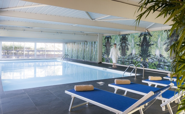 Imagen de la piscina del Hotel SOWELL HOTELS Mont Blanc et SPA. Foto 14