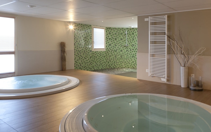 Imagen de la piscina del Hotel SOWELL HOTELS Mont Blanc et SPA. Foto 16