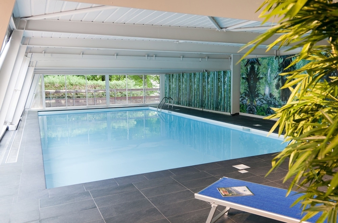 Imagen de la piscina del Hotel SOWELL HOTELS Mont Blanc et SPA. Foto 19