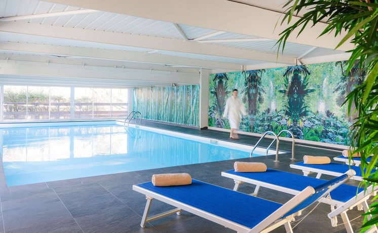Imagen de la piscina del Hotel SOWELL H&Ocirc;TELS Mont Blanc and SPA. Foto 17