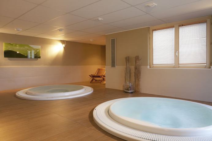 Imagen de la piscina del Hotel SOWELL H&Ocirc;TELS Mont Blanc and SPA. Foto 18