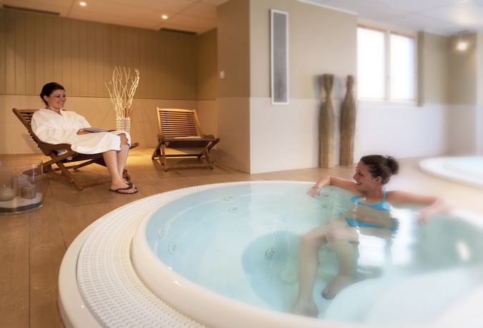 Imagen de la piscina del Hotel SOWELL H&Ocirc;TELS Mont Blanc and SPA. Foto 19