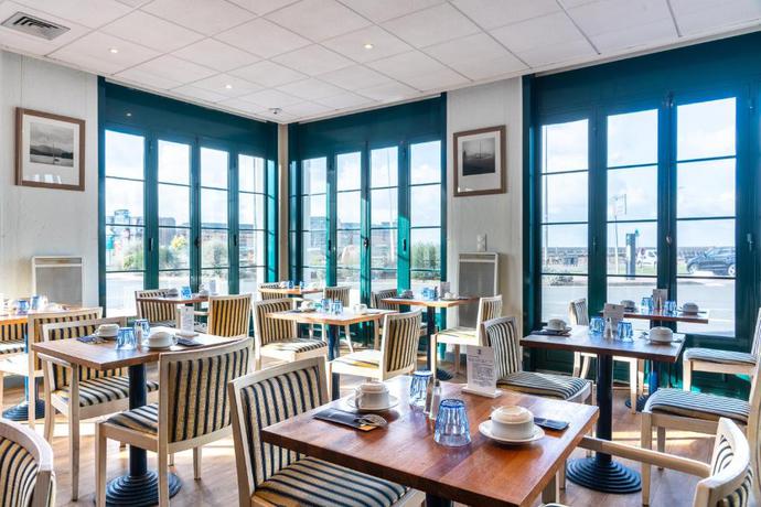 Imagen del bar/restaurante del Hotel SOWELL Le Beach. Foto 2