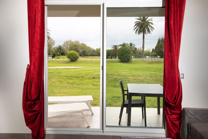 Imagen de la habitación del Hotel SOWELL RÉSIDENCES Les Perles de Saint Tropez. Foto 10