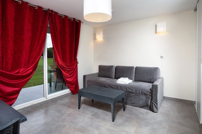 Imagen de la habitación del Hotel SOWELL RÉSIDENCES Les Perles de Saint Tropez. Foto 17