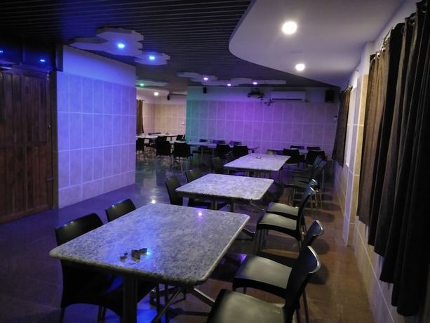 Imagen del bar/restaurante del Hotel SP Residency. Foto 2