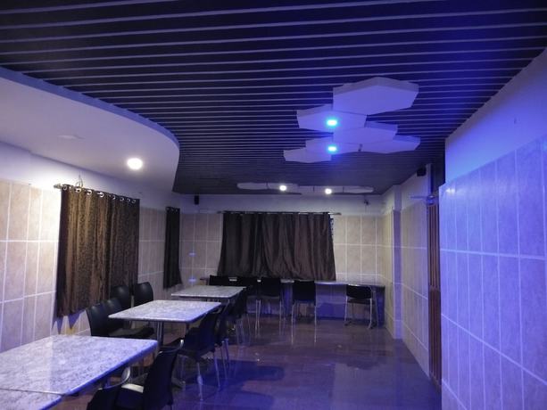 Imagen del bar/restaurante del Hotel SP Residency. Foto 3