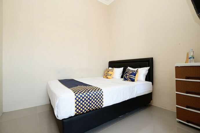 Imagen de la habitación del Hotel SPOT ON 2027 Putri Guest House Syariah. Foto 17