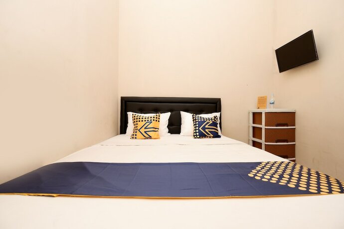 Imagen de la habitación del Hotel SPOT ON 2027 Putri Guest House Syariah. Foto 18