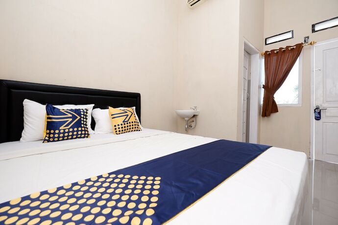 Imagen de la habitación del Hotel SPOT ON 2027 Putri Guest House Syariah. Foto 19