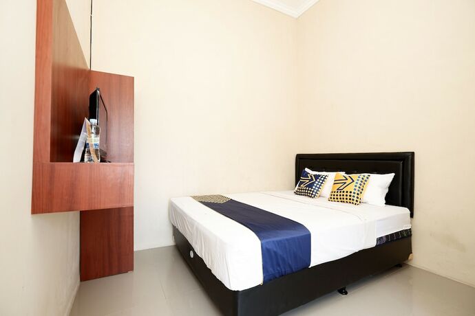 Imagen de la habitación del Hotel SPOT ON 2027 Putri Guest House Syariah. Foto 20