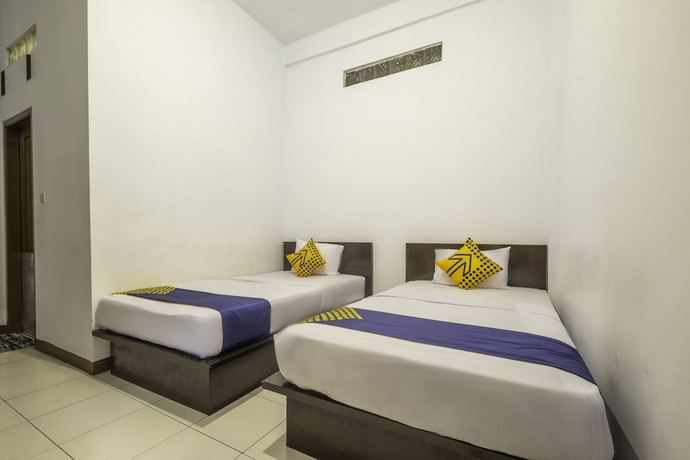 Imagen de la habitación del Hotel SPOT ON 2395 Aden 2 Syariah. Foto 2