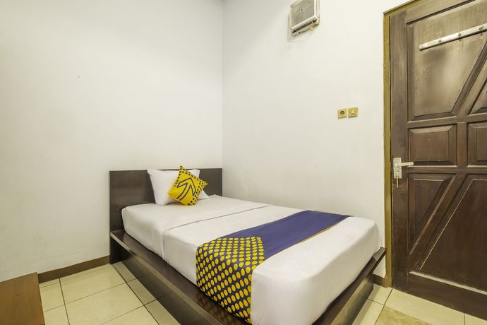 Imagen de la habitación del Hotel SPOT ON 2395 Aden 2 Syariah. Foto 11