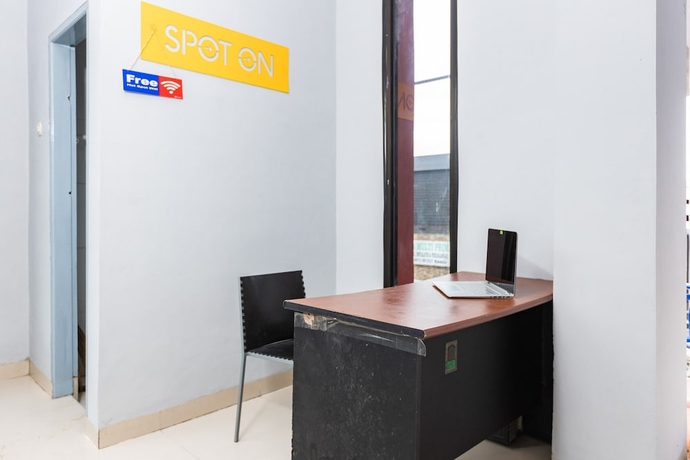 Imagen de los interiores del Hotel SPOT ON 2433 Pondok Akuanna. Foto 13