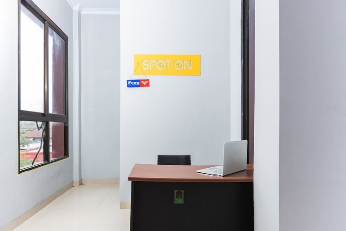 Imagen de los interiores del Hotel SPOT ON 2433 Pondok Akuanna. Foto 14
