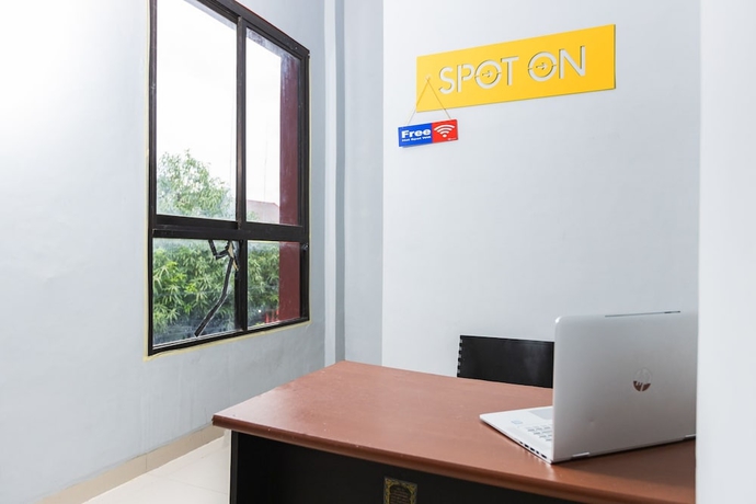 Imagen de los interiores del Hotel SPOT ON 2433 Pondok Akuanna. Foto 15
