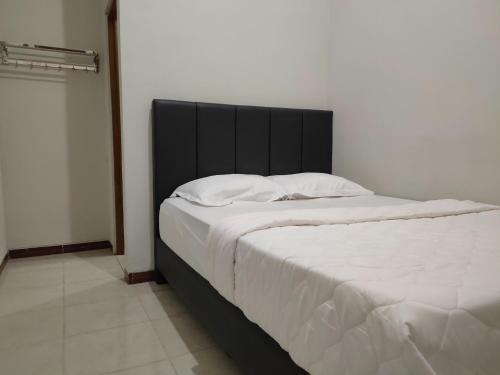 Imagen de la habitación del Hotel SPOT ON 2550 Omah Pandhoek Family Syariah. Foto 9