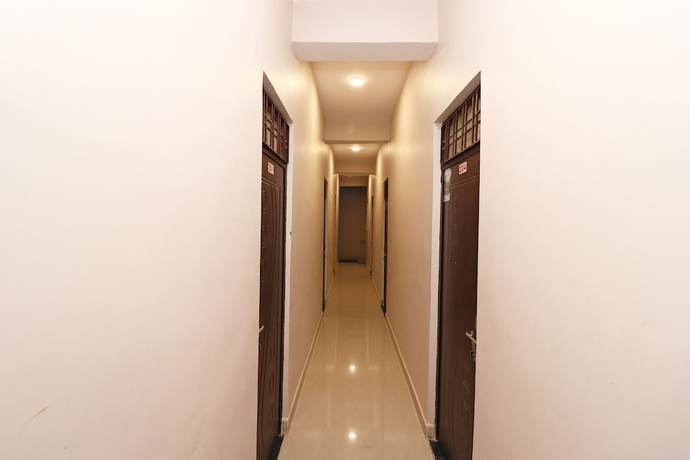 Imagen de los interiores del Hotel SPOT ON 37467 Shivram. Foto 18