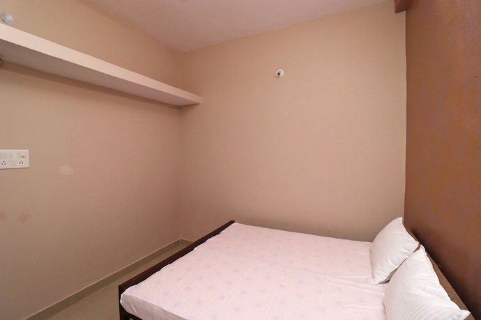 Imagen de la habitación del Hotel SPOT ON 37467 Shivram. Foto 8