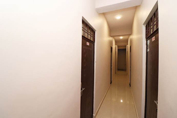 Imagen de los interiores del Hotel SPOT ON 37467 Shivram. Foto 19