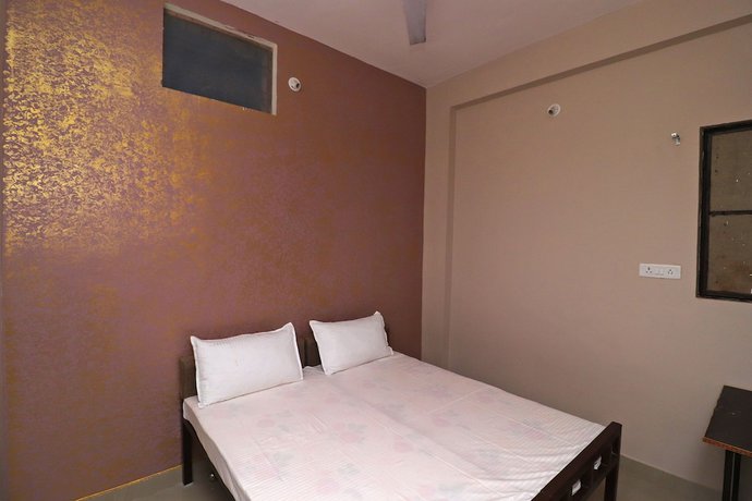 Imagen de la habitación del Hotel SPOT ON 37467 Shivram. Foto 11