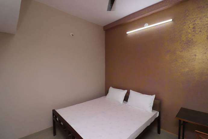 Imagen de la habitación del Hotel SPOT ON 37467 Shivram. Foto 12