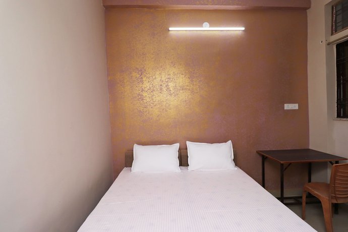 Imagen de la habitación del Hotel SPOT ON 37467 Shivram. Foto 14