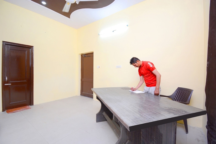 Imagen de los interiores del Hotel SPOT ON 38845 Gursimran Complex. Foto 17