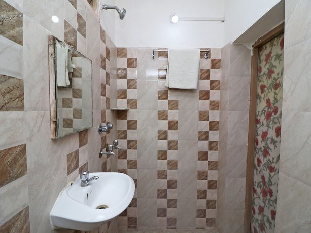 Imagen de la habitación del Hotel SPOT ON 39527 Saraogi. Foto 17