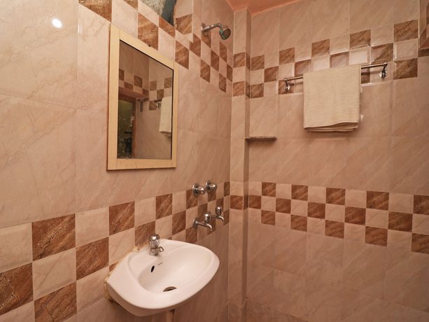 Imagen de la habitación del Hotel SPOT ON 39527 Saraogi. Foto 18