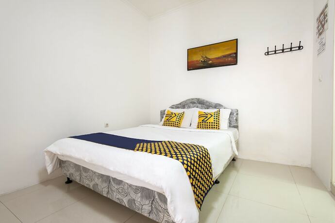 Imagen de la habitación del Hotel SPOT ON 3961 Fico\'s Residence Syariah. Foto 19