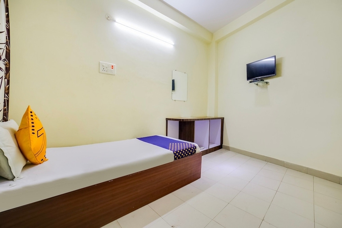 Imagen de la habitación del Hotel SPOT ON 45291 Bharat Lodge. Foto 9