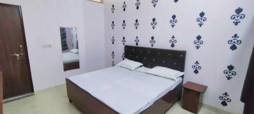 Imagen de la habitación del Hotel SPOT ON 81250 Royal Comfort Inn. Foto 8