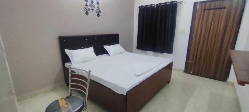 Imagen de la habitación del Hotel SPOT ON 81250 Royal Comfort Inn. Foto 9