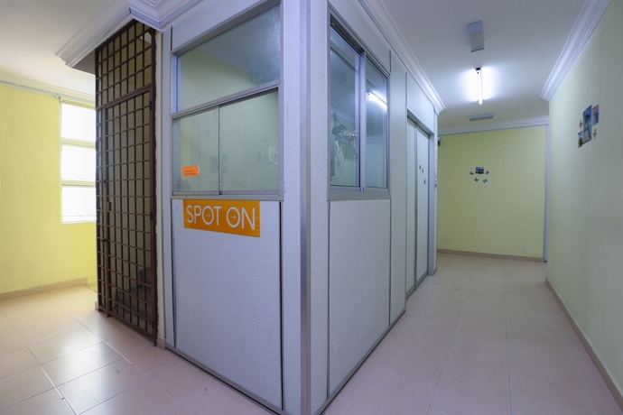 Imagen de los interiores del Hotel SPOT ON 89857 Azra Inn Rumah Tumpangan. Foto 17