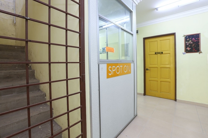 Imagen de los interiores del Hotel SPOT ON 89857 Azra Inn Rumah Tumpangan. Foto 18