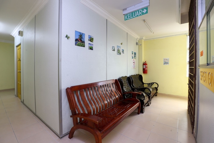 Imagen de los interiores del Hotel SPOT ON 89857 Azra Inn Rumah Tumpangan. Foto 19