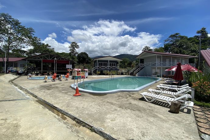 Imagen de la piscina del Hotel SPOT ON 90279 Kinomulok Garden. Foto 14