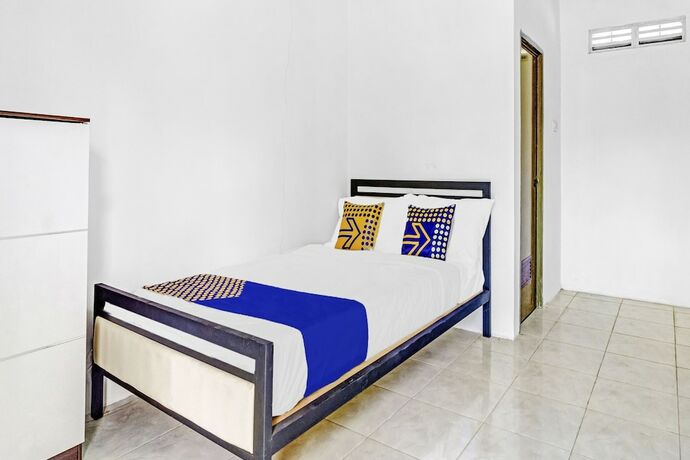 Imagen de la habitación del Hotel SPOT ON 90742 Kinanthy Homestay Syariah. Foto 19