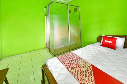 Imagen de la habitación del Hotel SPOT ON 91357 Mulyo. Foto 19