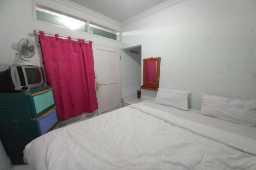 Imagen de la habitación del Hotel SPOT ON 91386 De Jawara Homestay Syariah. Foto 20